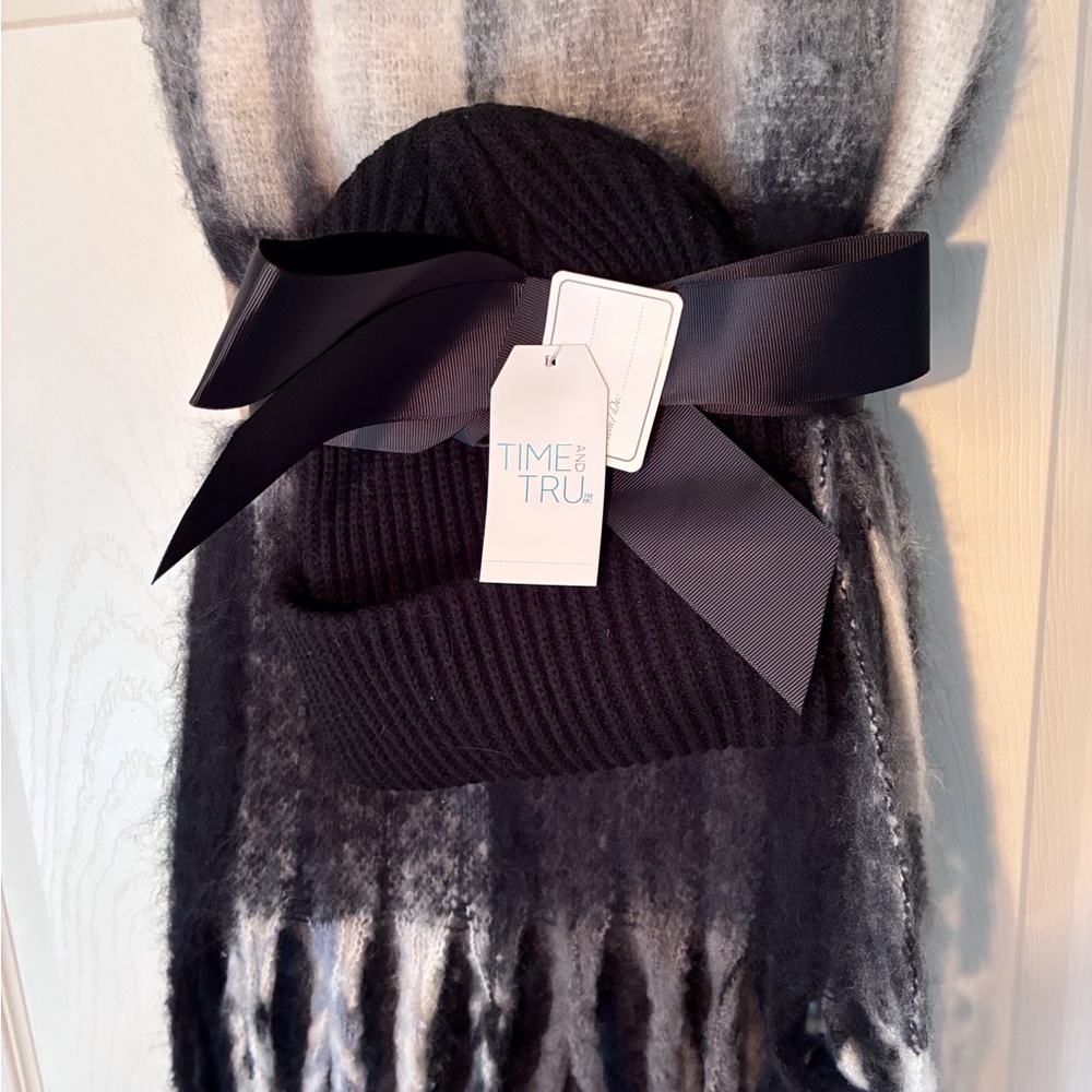 Time and Tru Black Ribbed Knit Beanie with Gift Bow